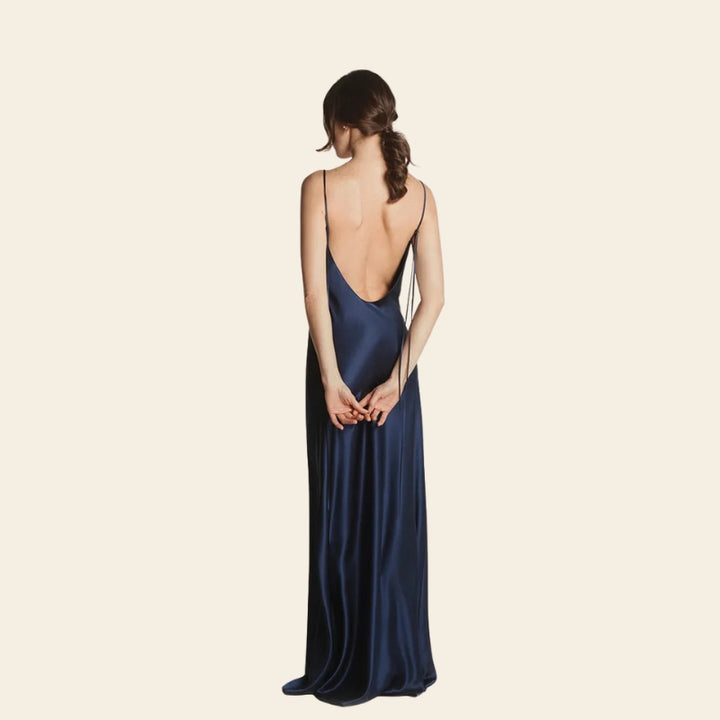 Mannequin de dos portant la robe longue dos nu bretelles fines en soie bleu nuit