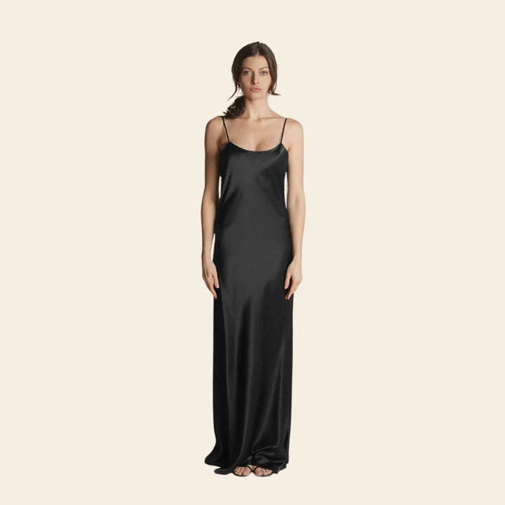 Mannequin de face portant la robe longue dos nu bretelles fines en soie noire