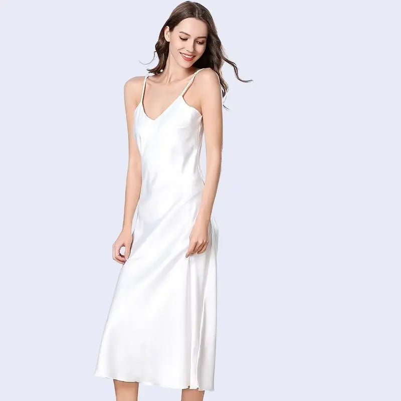 Robe longue élégante unie en satin couleur blanche