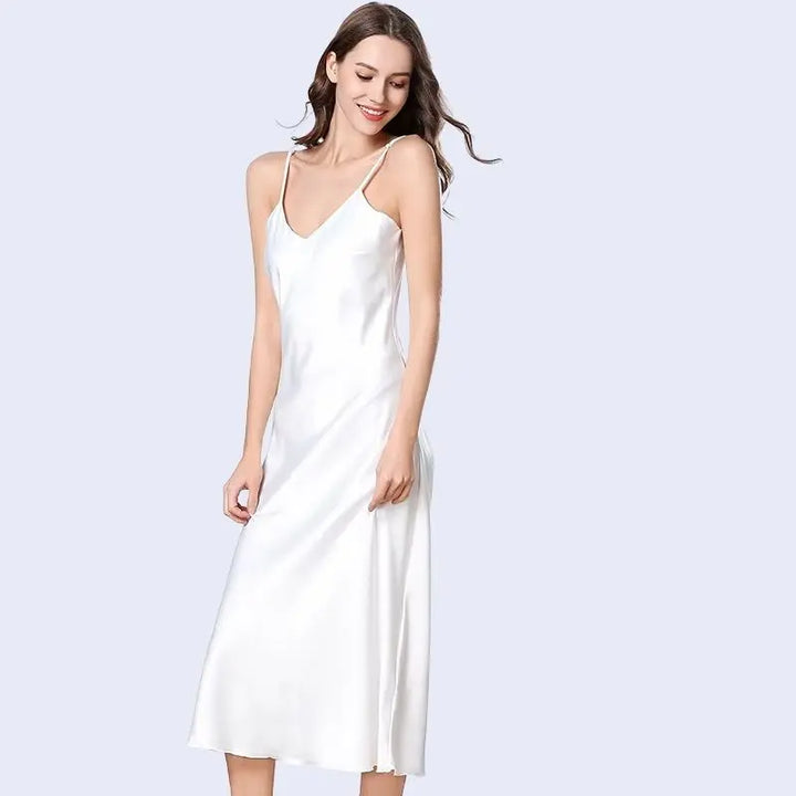 Robe longue élégante unie en satin couleur blanche