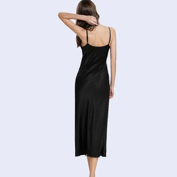 Mannequin de dos portant une robe longue élégante unie en satin couleur noire