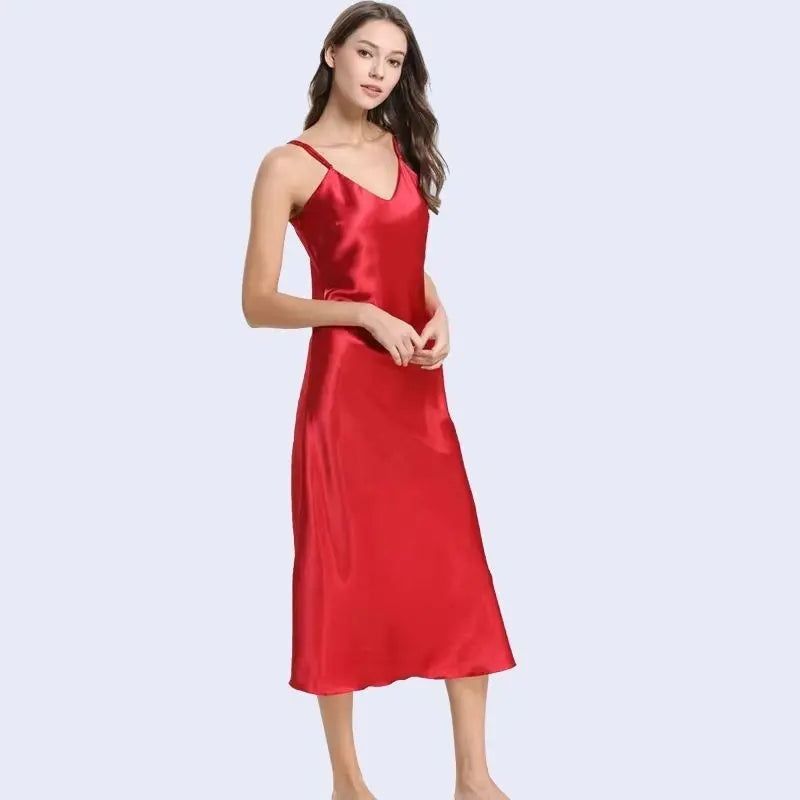 Robe longue élégante unie en satin couleur rouge