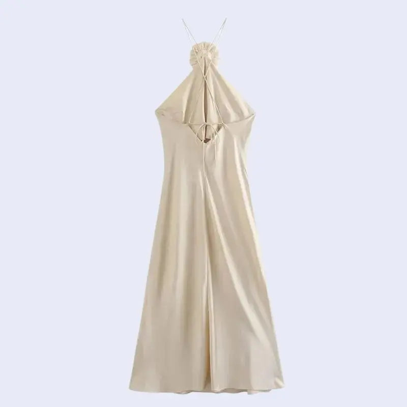 Robe longue épaules dénudées col haler avec fleur en satin couleur champagne vue de dos