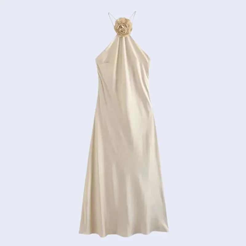 Robe longue épaules dénudées col haler avec fleur en satin couleur champagne vue de face