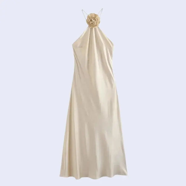 Robe longue épaules dénudées col haler avec fleur en satin couleur champagne vue de face