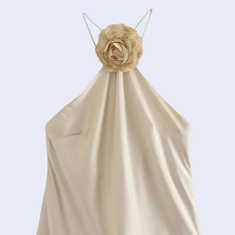 Robe longue épaules dénudées col haler avec fleur en satin couleur champagne zoom motif