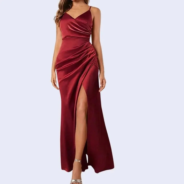 Robe longue en satin fendue avec bretelles fines couleur carmin