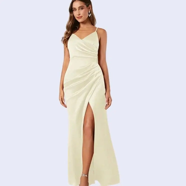 Robe longue en satin fendue avec bretelles fines couleur ivoire