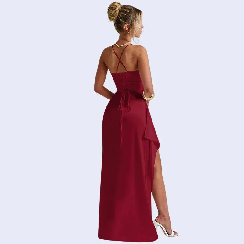 Mannequin de dos portant une robe longue fendue dos nu en satin bordeaux