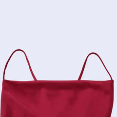 Zoom sur les bretelles d'une robe longue fendue dos nu en satin bordeaux