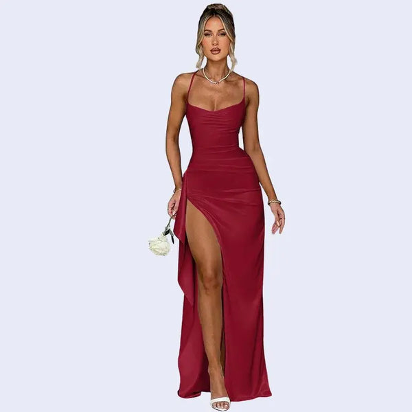Mannequin de face portant une robe longue fendue dos nu en satin bordeaux