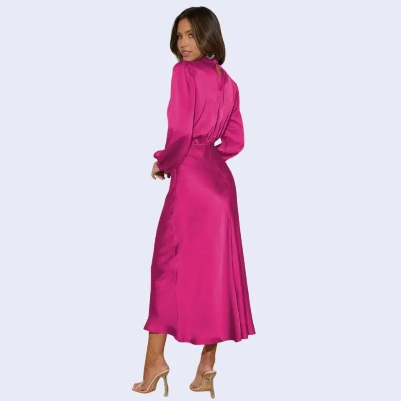 Robe longue manches bouffantes et col montant en satin rose fushia