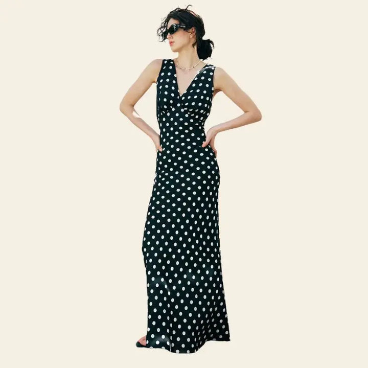 Mannequin portant une robe longue noire à pois blancs sans manches pure soie