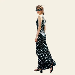 Mannequin de profil portant une robe longue noire à pois blancs sans manches pure soie