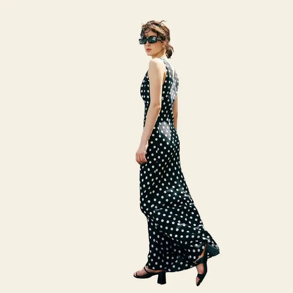 Mannequin de profil portant une robe longue noire à pois blancs sans manches pure soie