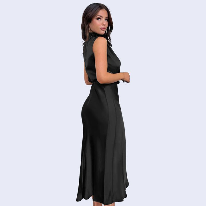 Robe longue sans manches col montant en satin couleur noire profil