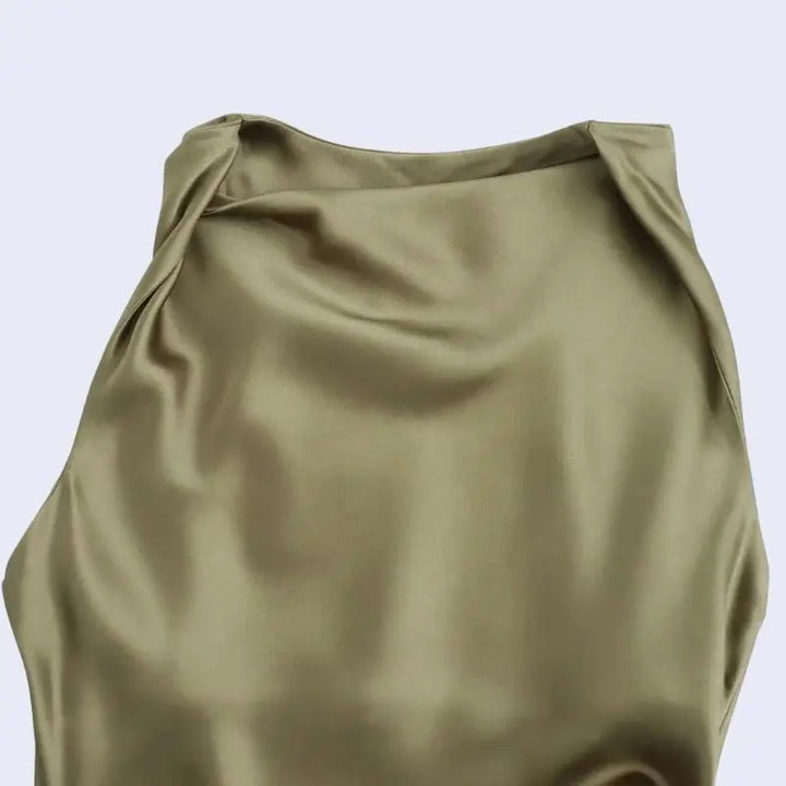 Haut d'une robe longue sans manches effet plissée en satin couleur kaki 