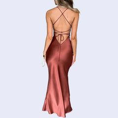 Mannequin posant avec une robe longue sirène moulante en satin caramel de dos