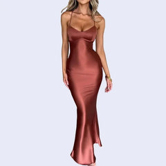 Mannequin posant avec une robe longue sirène moulante en satin caramel de face