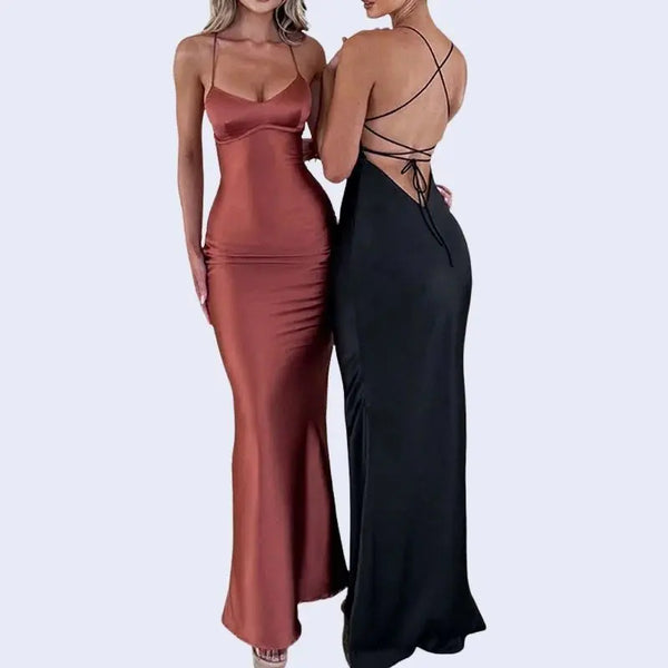 Deux mannequins posant avec une robe longue sirène moulante en satin