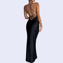 Mannequin posant avec une robe longue sirène moulante en satin noir de dos