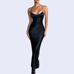 Mannequin posant avec une robe longue sirène moulante en satin noir de face