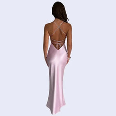 Mannequin posant avec une robe longue sirène moulante en satin rose de dos