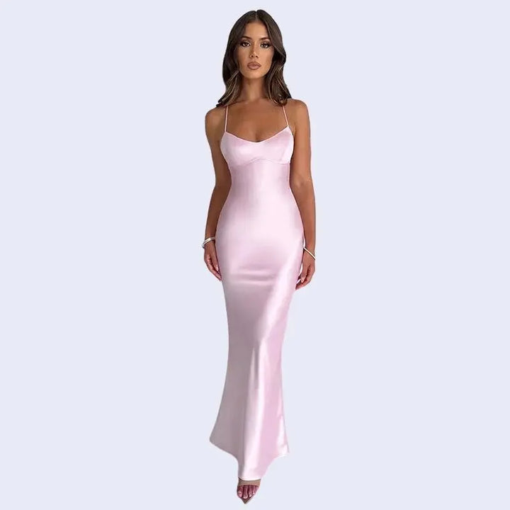 Mannequin posant avec une robe longue sirène moulante en satin rose de face