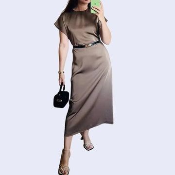 Mannequin portant une robe longue unie manches chauve-souris en satin couleur dorée