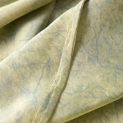 Intérieur du tissu d'une robe mi-longue dorée motifs imprimés en soie de mûrier