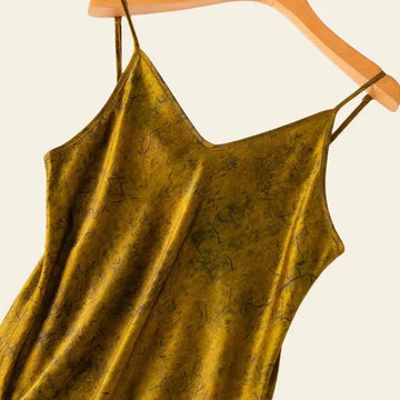 Haut d'une robe mi-longue dorée motifs imprimés en soie de mûrier