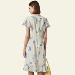 Mannequin de dos portant une robe portefeuille mi-longue citron et fleurs bleues pure soie