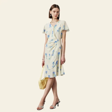 Mannequin portant une robe portefeuille mi-longue citron et fleurs bleues pure soie