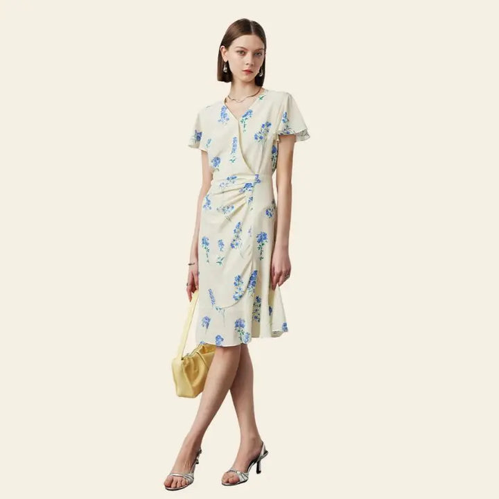 Mannequin portant une robe portefeuille mi-longue citron et fleurs bleues pure soie
