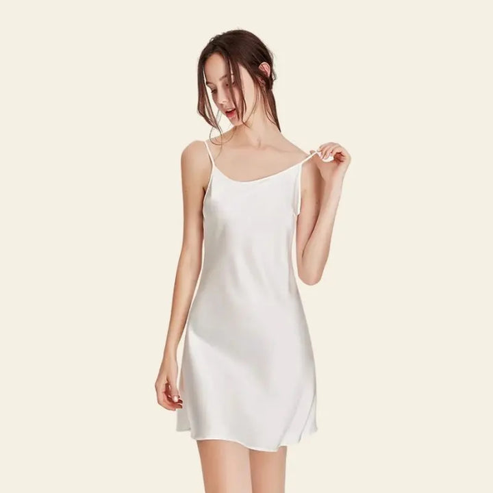 Robe de nuit courte unie brillante en soie blanc