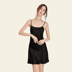 Robe de nuit courte unie brillante en soie noir