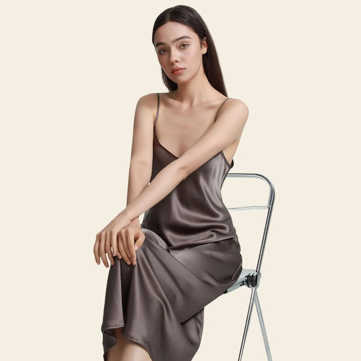 Mannequin bras croisés portant une robe de nuit longue unie en soie véritable grise