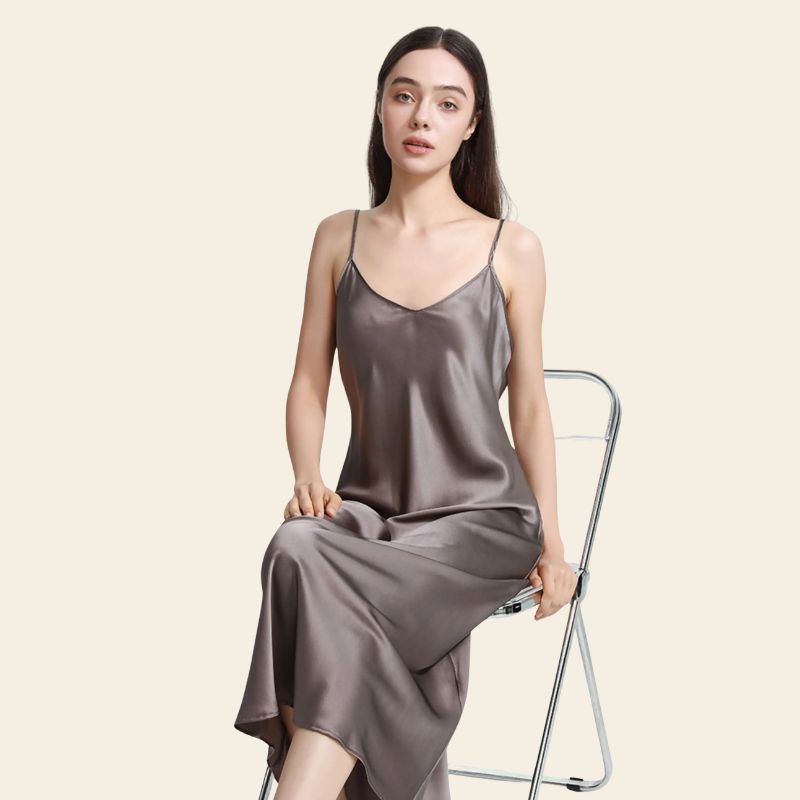 Mannequin assis portant une robe de nuit longue unie en soie véritable assis