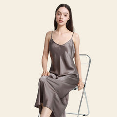 Mannequin assis portant une robe de nuit longue unie en soie véritable assis