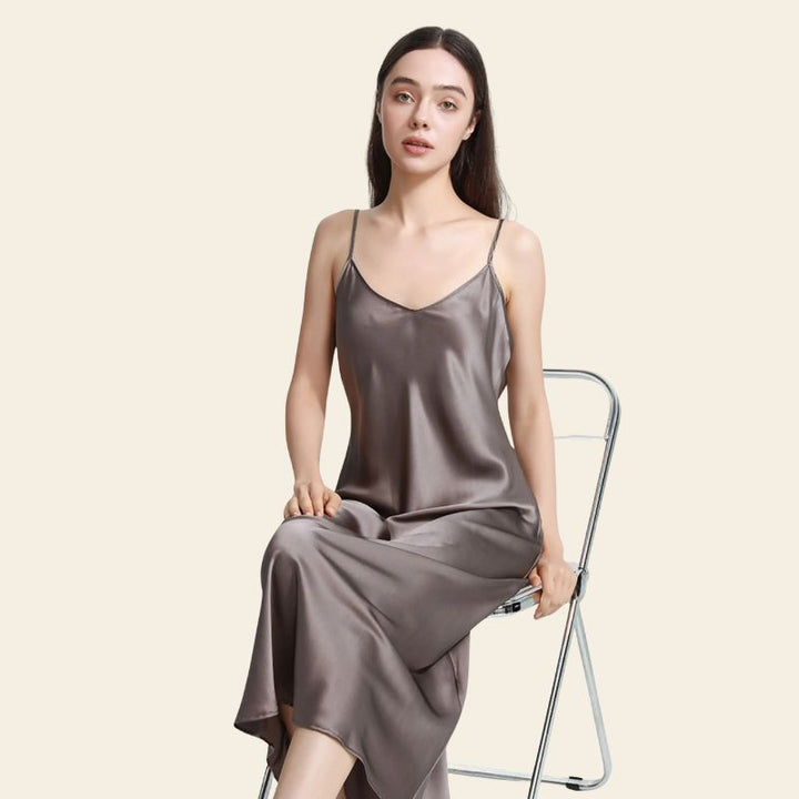 Mannequin assis portant une robe de nuit longue unie en soie véritable assis