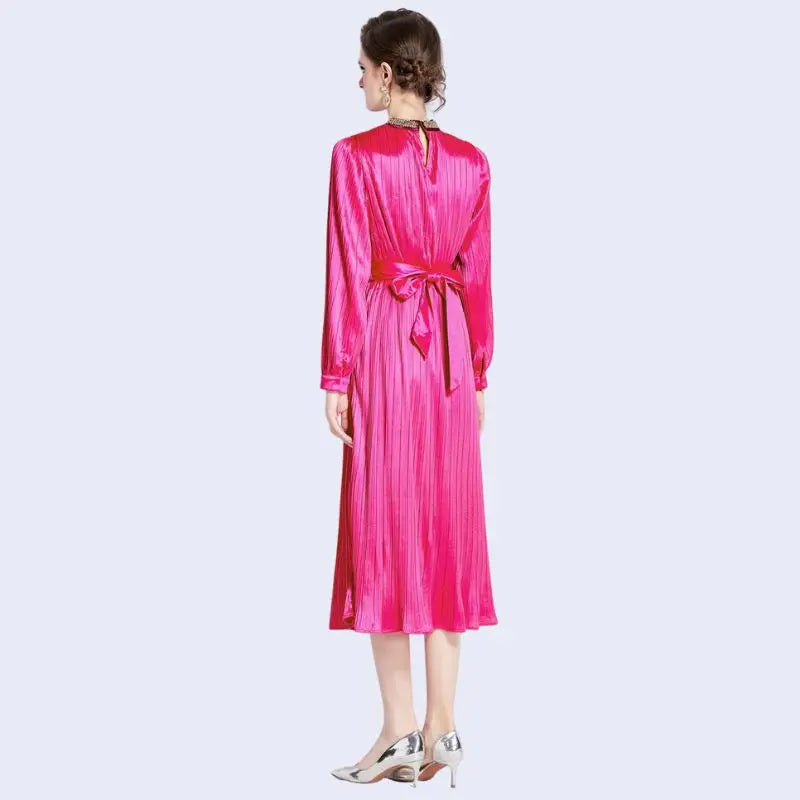 Mannequin de dos portant une robe de soirée longue avec diamants en satin rose fushia