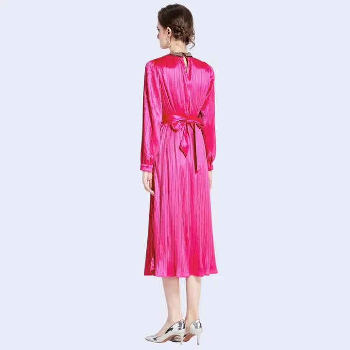 Mannequin de dos portant une robe de soirée longue avec diamants en satin rose fushia
