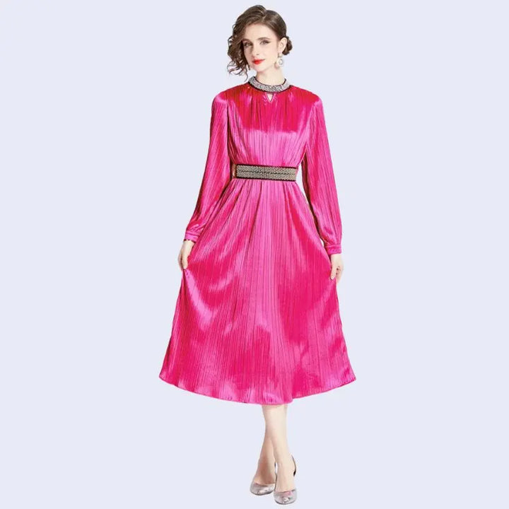 Mannequin de face portant une robe de soirée longue avec diamants en satin rose fushia