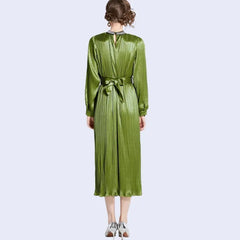 Mannequin de dos portant une robe de soirée longue avec diamants en satin vert