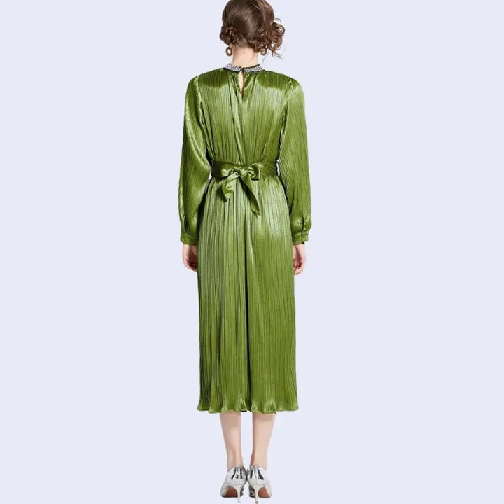 Mannequin de dos portant une robe de soirée longue avec diamants en satin vert