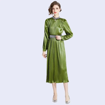 Mannequin de face portant une robe de soirée longue avec diamants en satin vert