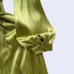 Zoom sur la manche d'une robe de soirée longue avec diamants en satin vert