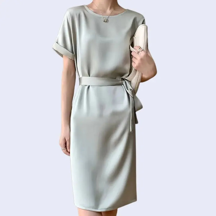 Robe de soirée mi-longue ourlet et ceinture en satin gris
