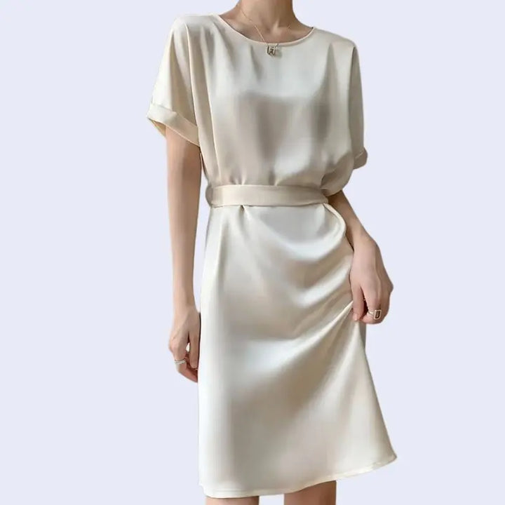 Robe de soirée mi-longue ourlet et ceinture en satin ivoire