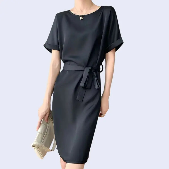 Robe de soirée mi-longue ourlet et ceinture en satin noir